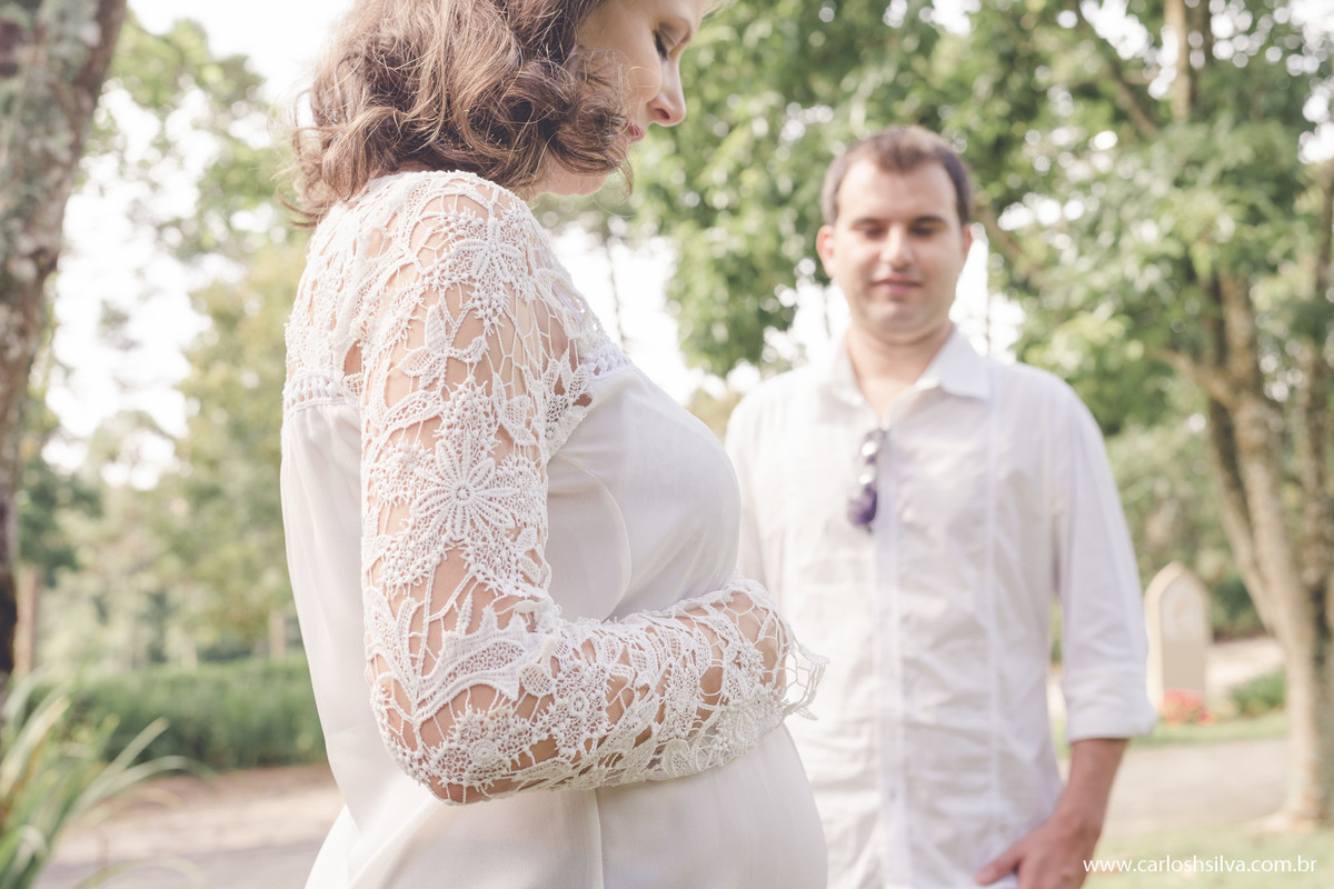 o olhar do pai para  filhinha ainda na barriga da mãe