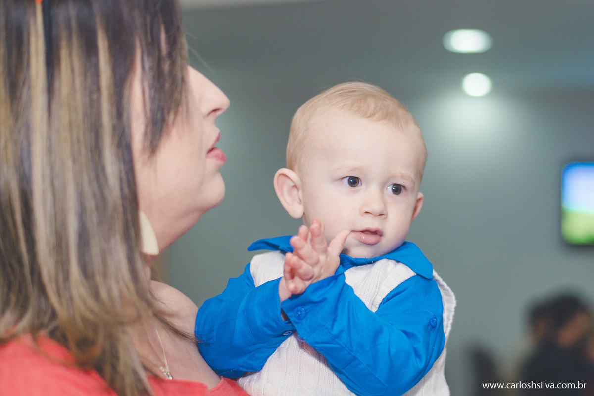 filhinho no colo da mãe batendo palmas