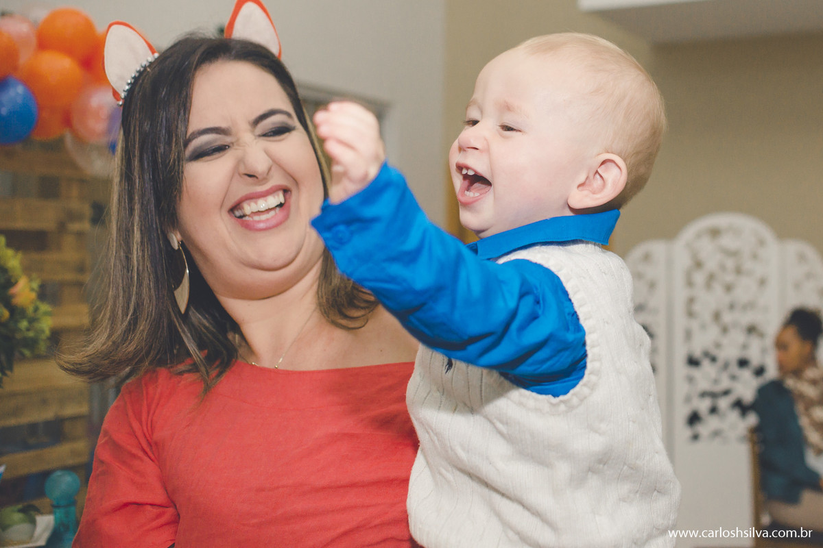 mãe e filhinho soriindo, dando gargalhadas