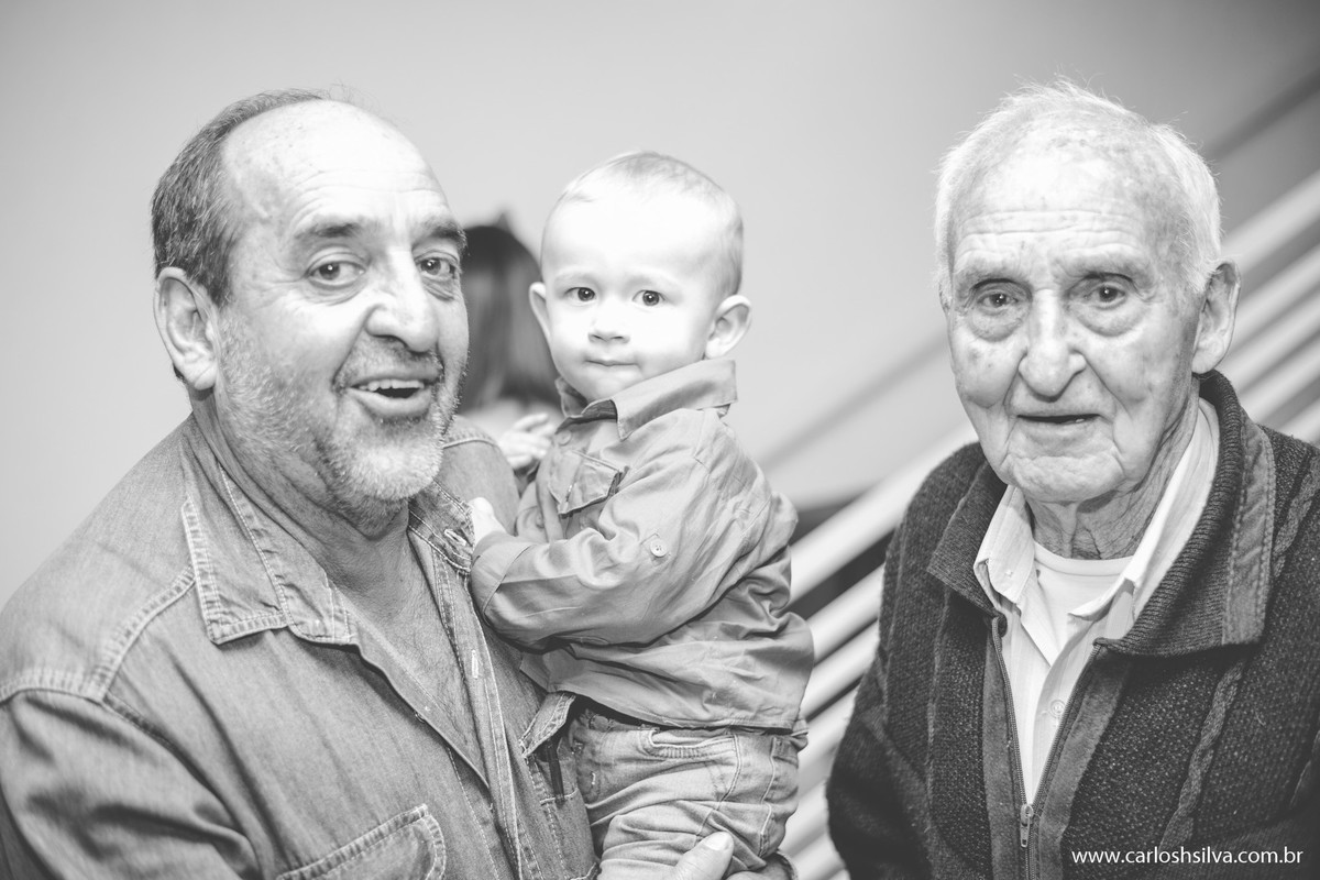 três gerações - neto, avô e bisavô