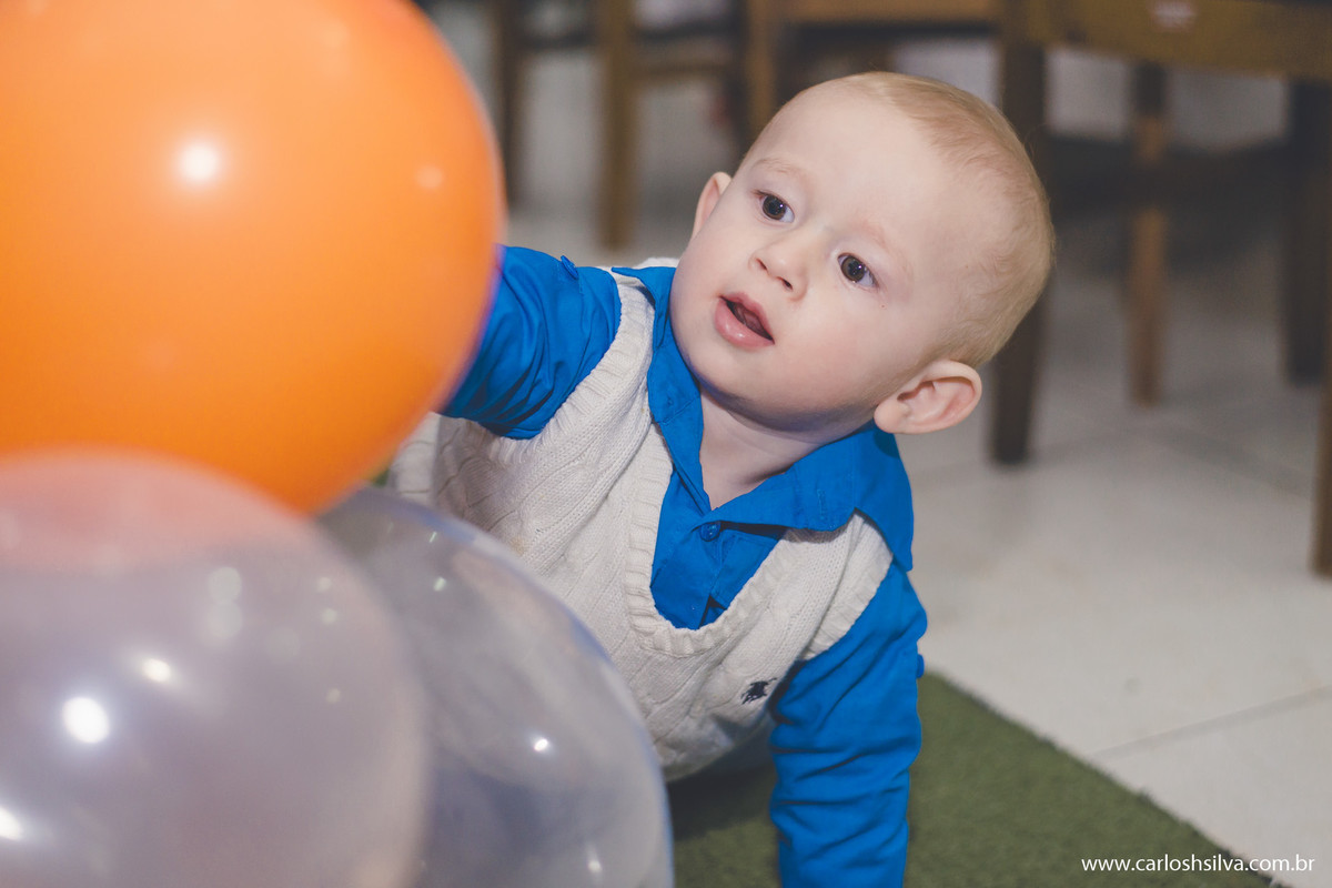 caetano brincando com balão abobora
