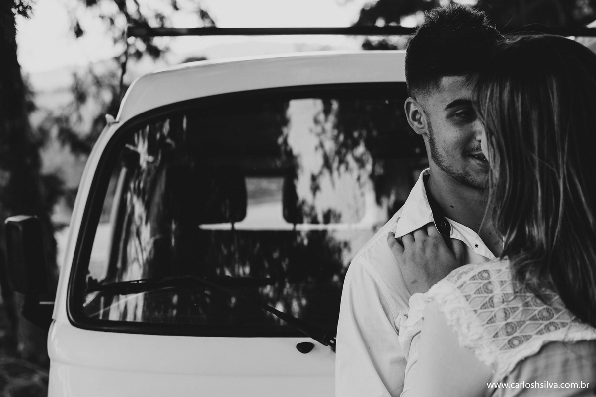 casal e kombi em preto e branco