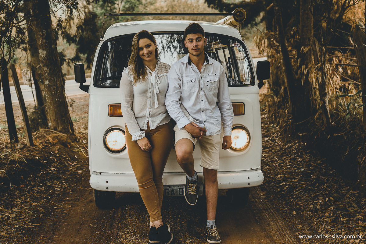 namorando de frente a kombi