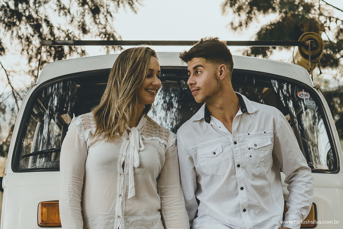 noivos se olhando em frente a kombi