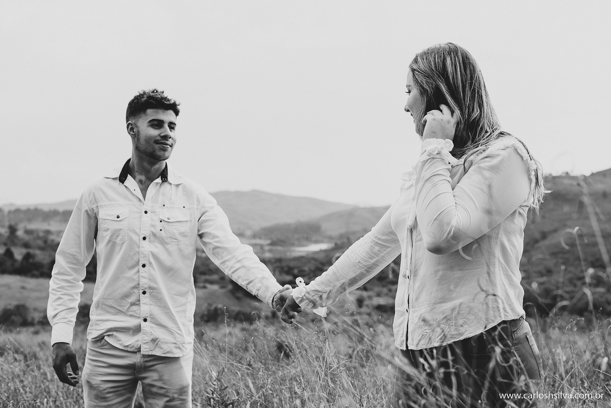 casal se olhando em meio ao campo