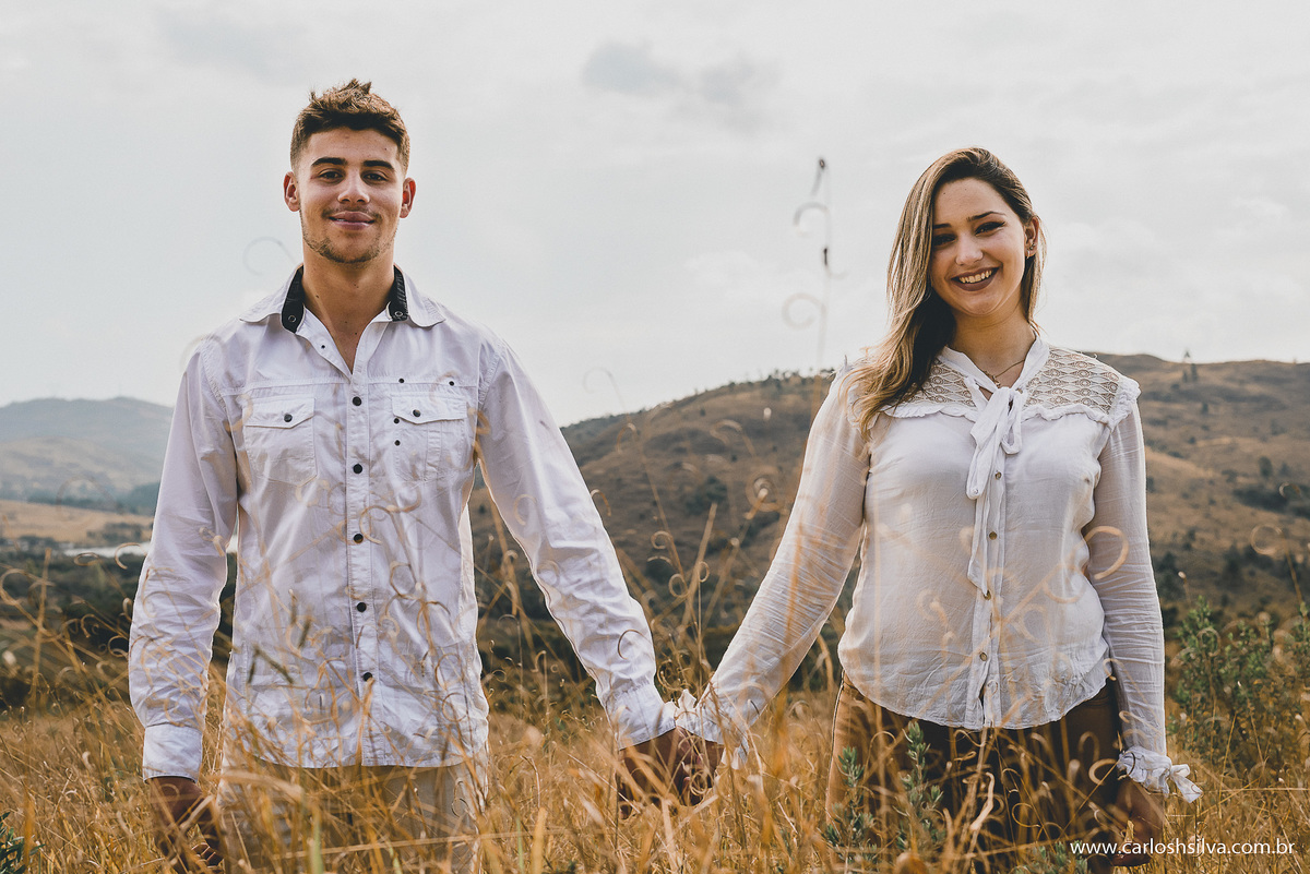 de mão dadas no campo