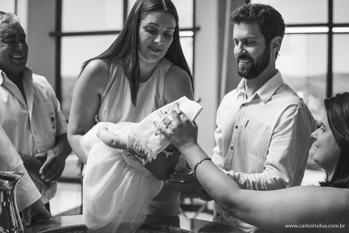 mãe enxugando sua filhinha após batismo