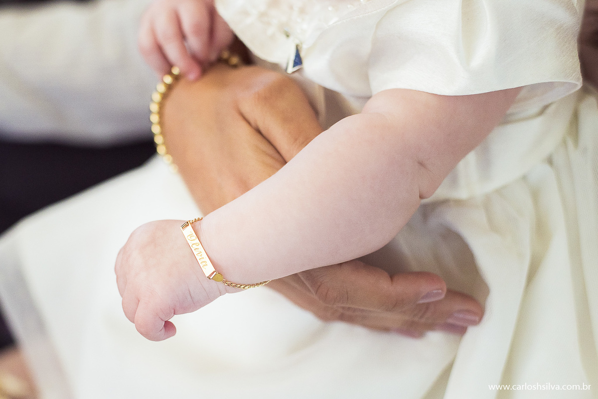 pulseirinha dourada com seu nome olivia gravado