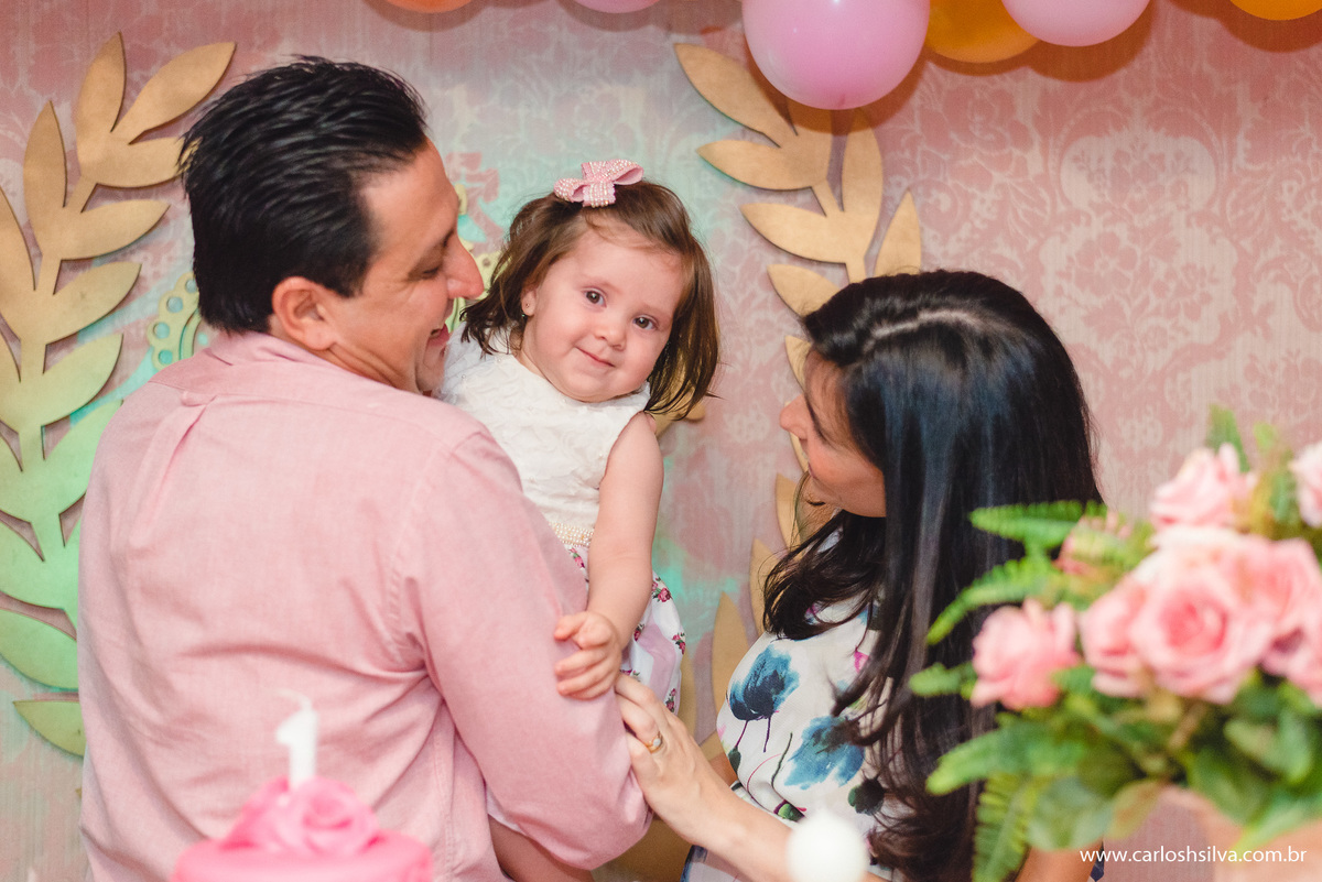 com os pais na mesa do bolo