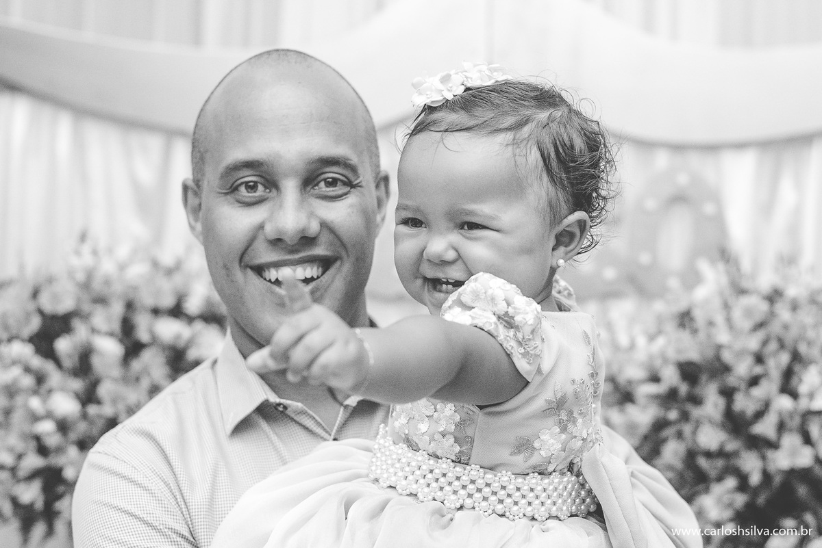 filha e pai em preto e branco