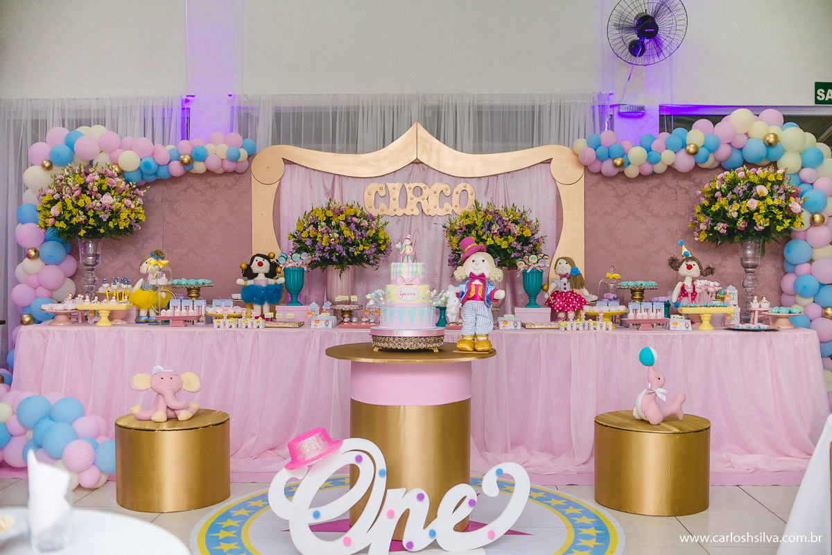 mesa grande de doces e enfeite do circo rosa
