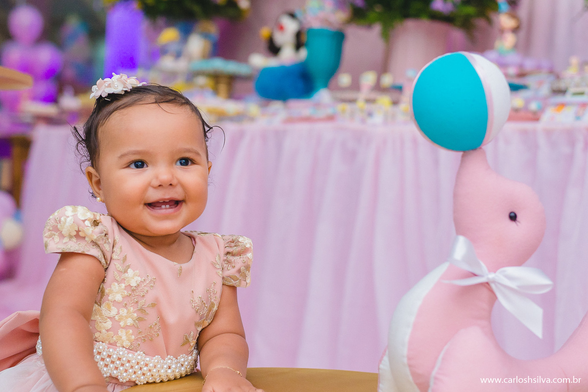 aniversariante ao lado da foquinha malabarista