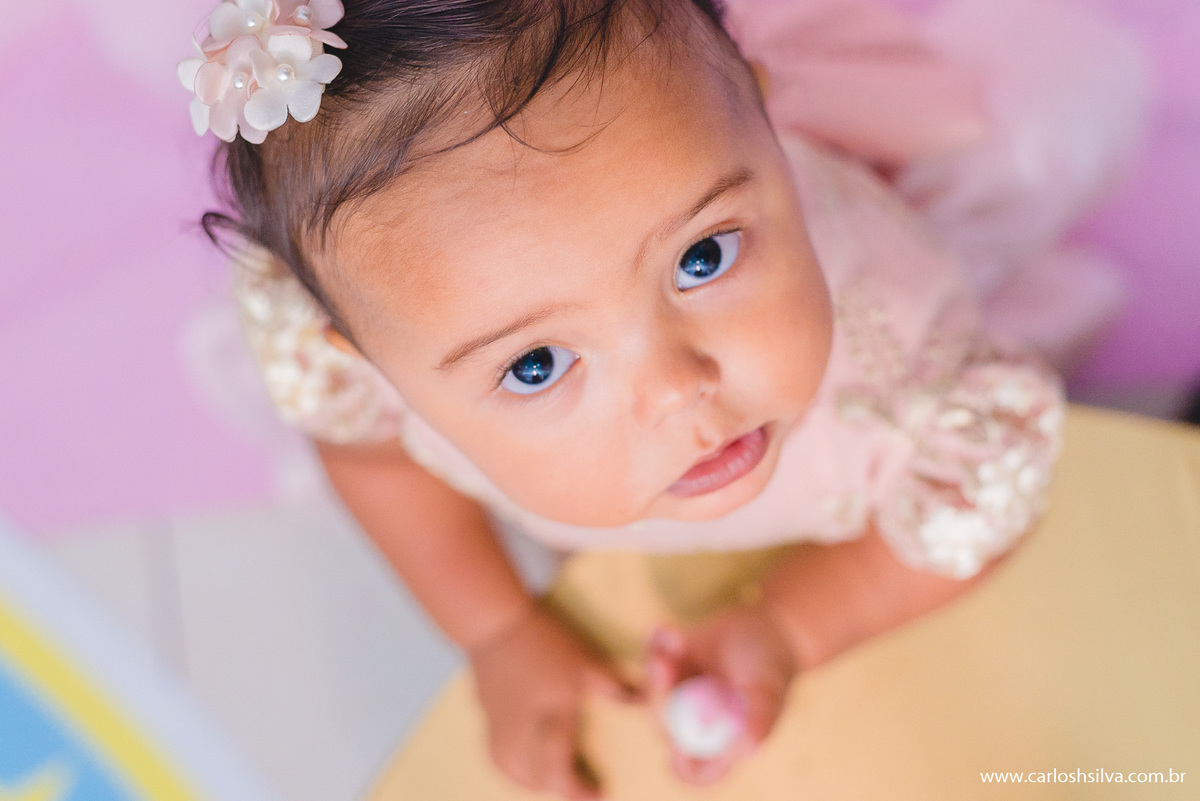 olhando para a câmera