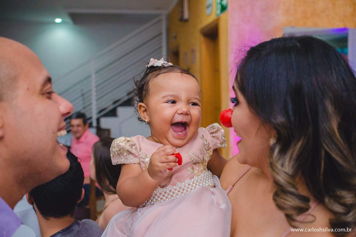 se divertindo com o nariz de palhaço vermelho