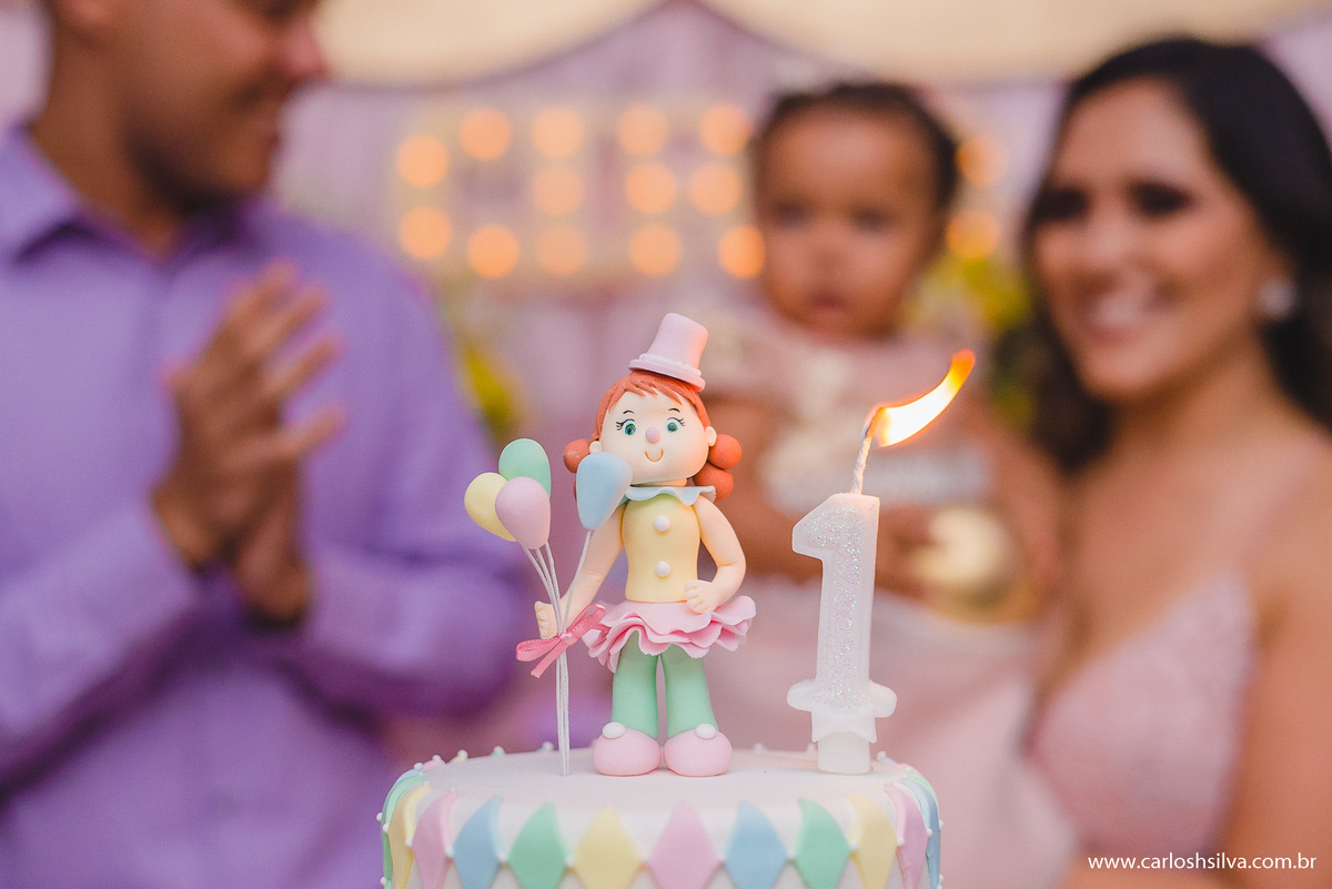 velinha de um aninho ao lado da palhacinha