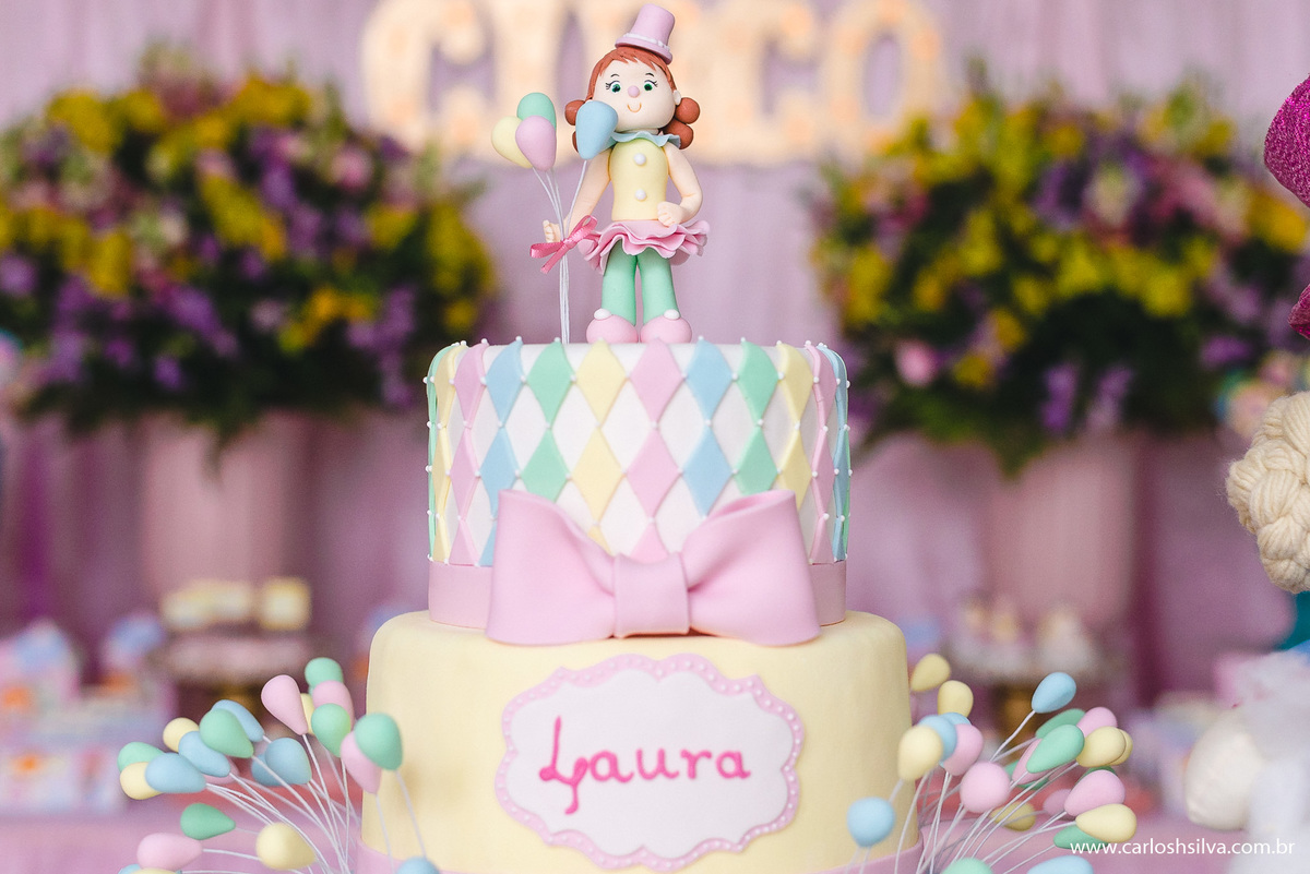 palhacinha em detalhe em cima do bolo