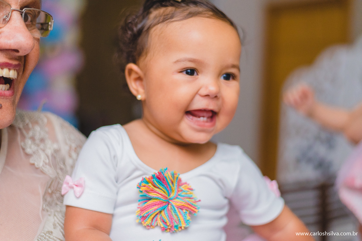 com roupinha nova de palhacinho