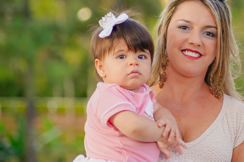 aniversariante nos braços da mamãe