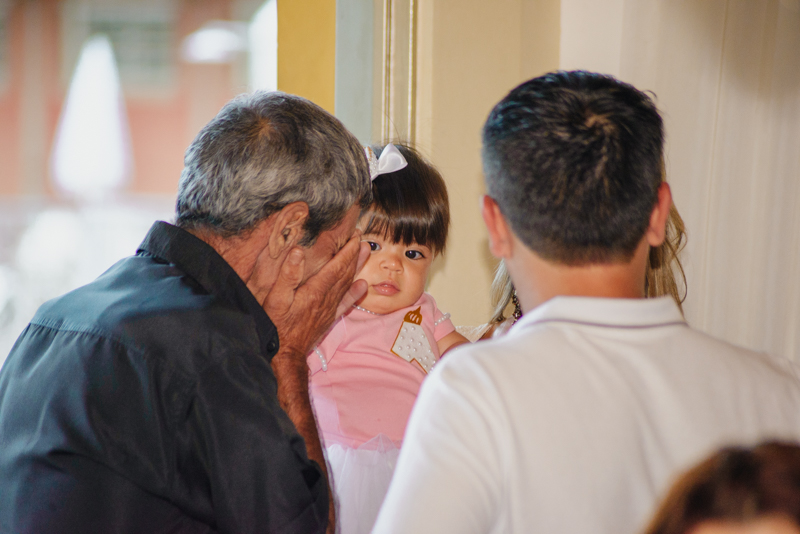 vovô brincando com a netinha
