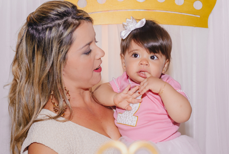 mãe e filha na mesa do bolo