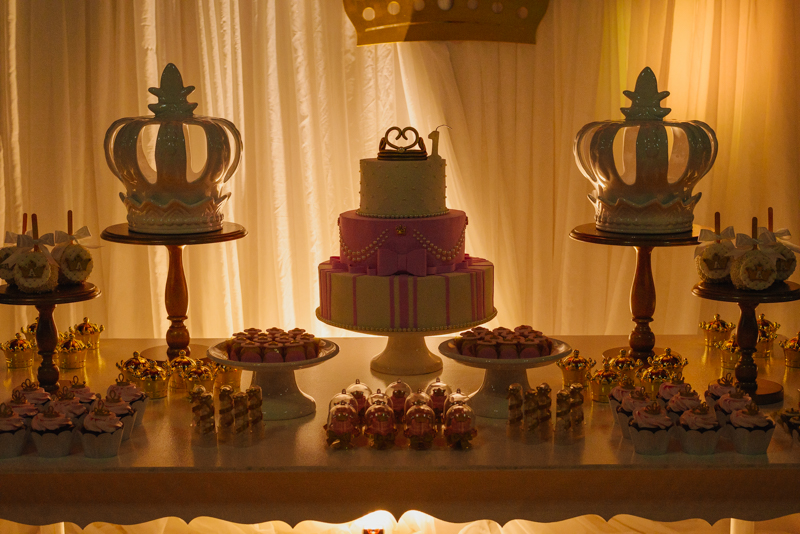 bolo rosa, coroas, e docinhos