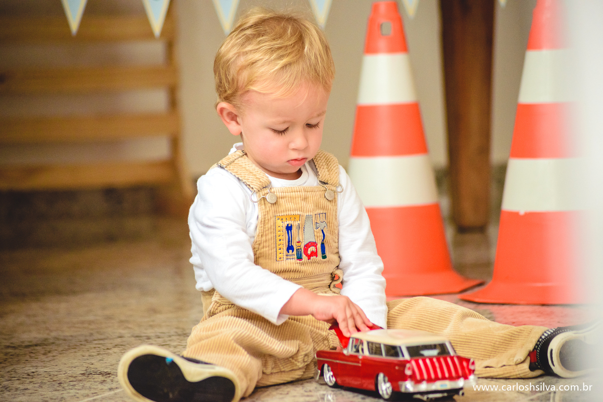 carrinho e menino