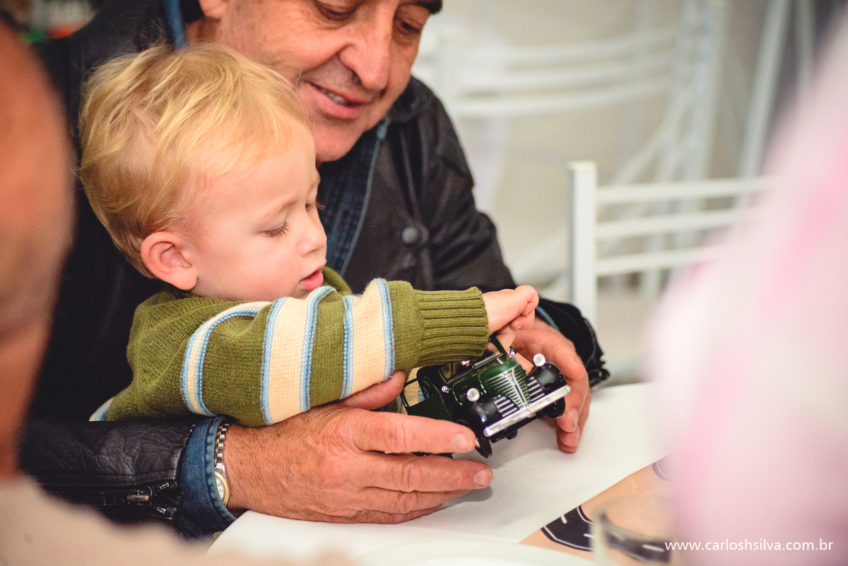 vovô e netinho brincando de carrinho