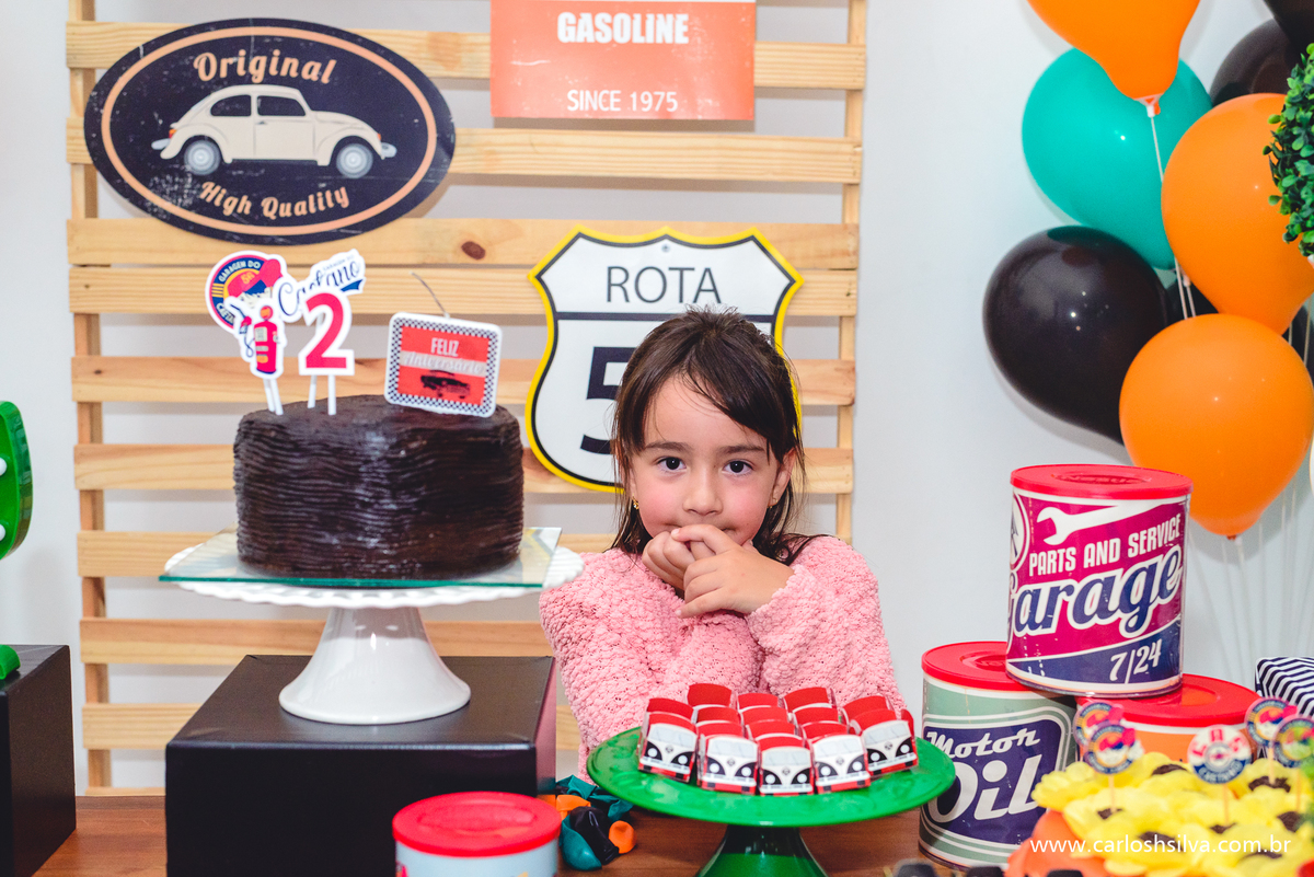 irmã na mesa de doces de seu irmão