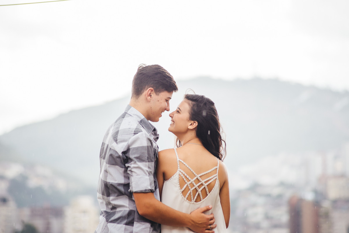 camila e pedro na chuva