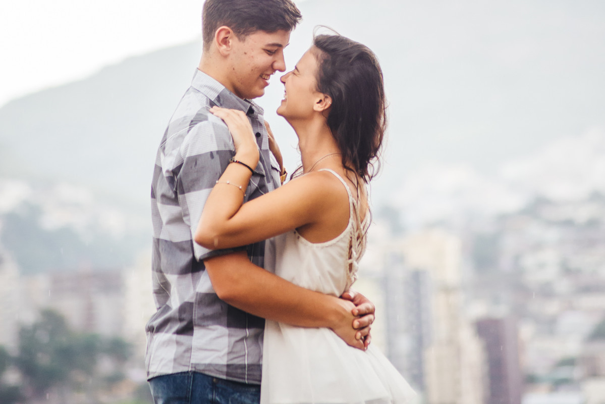 se jogando aos braços de pedro