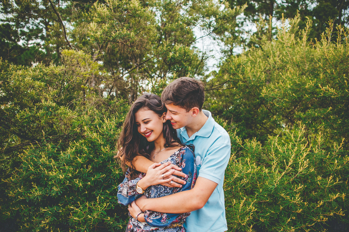 ele abraçou ela em meio as flores