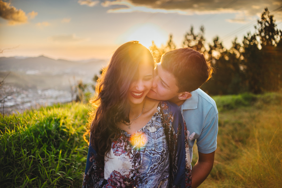 beijo apaixonado, sorriso aberto
