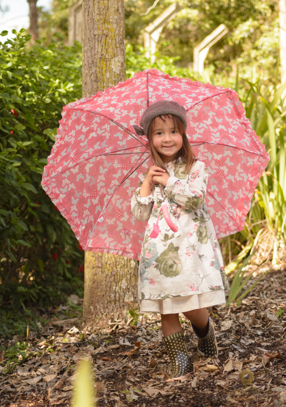 vestidinho e sombrinha rosa
