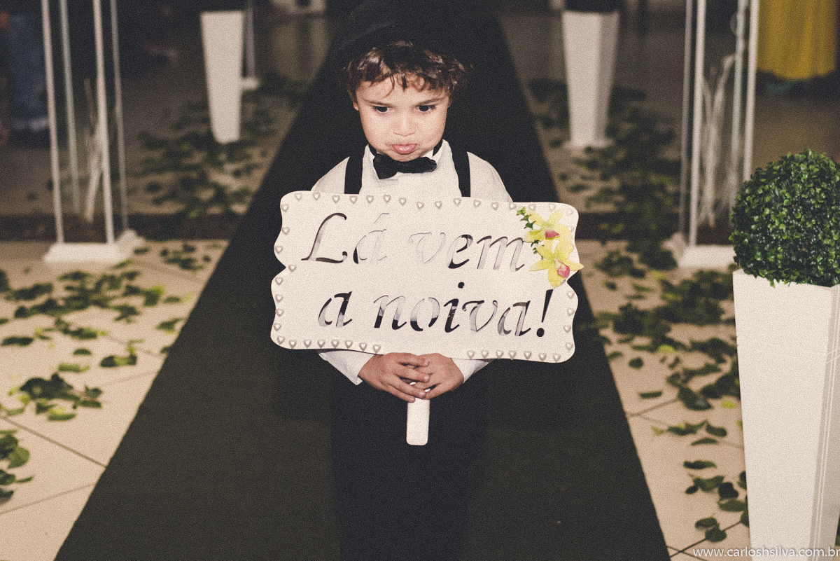 pajem segurando a plaquinha, la vem a noiva!!!