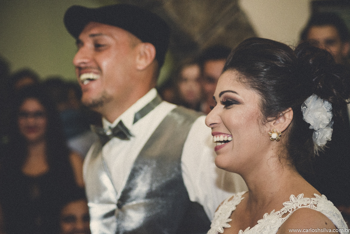 sorrisos de muita felicidade no altar