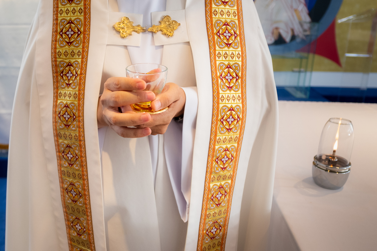 padre segurando objeto