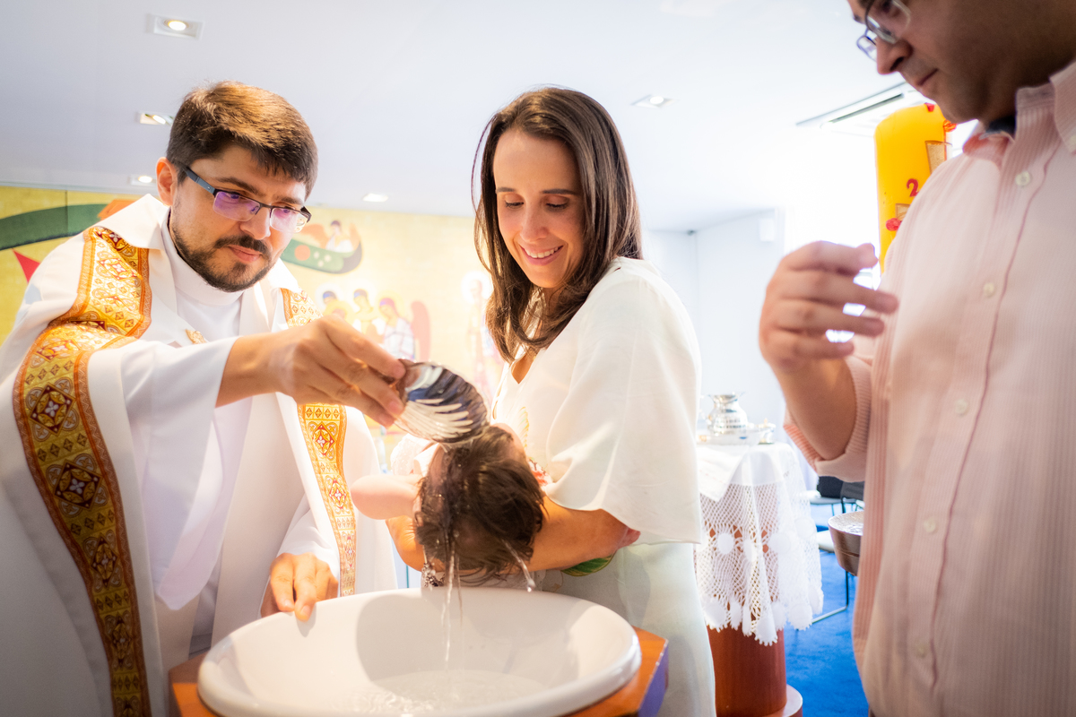 padre batizando a bebê
