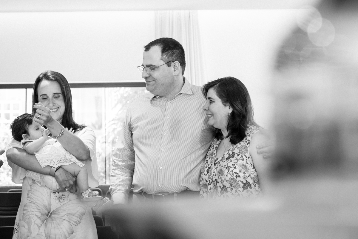 mãe sorridente segurando a mão da criança 