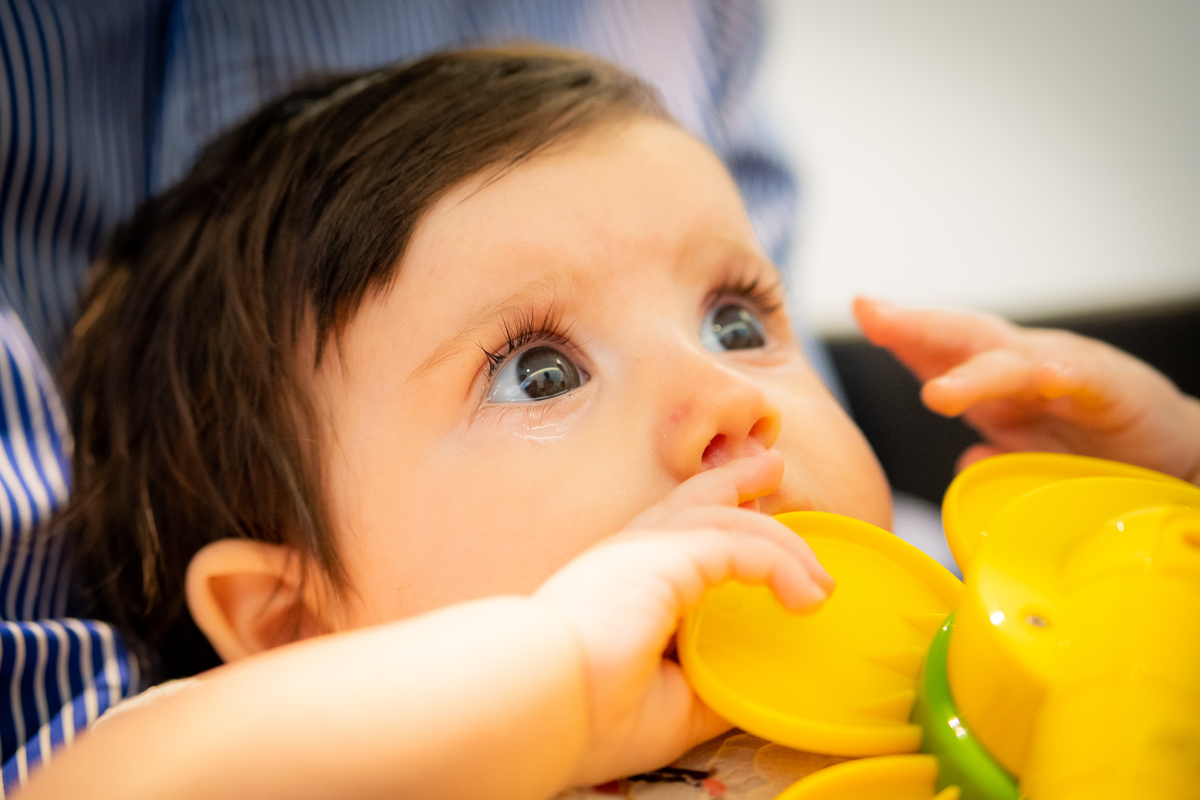 bebê olhando atenciosa 