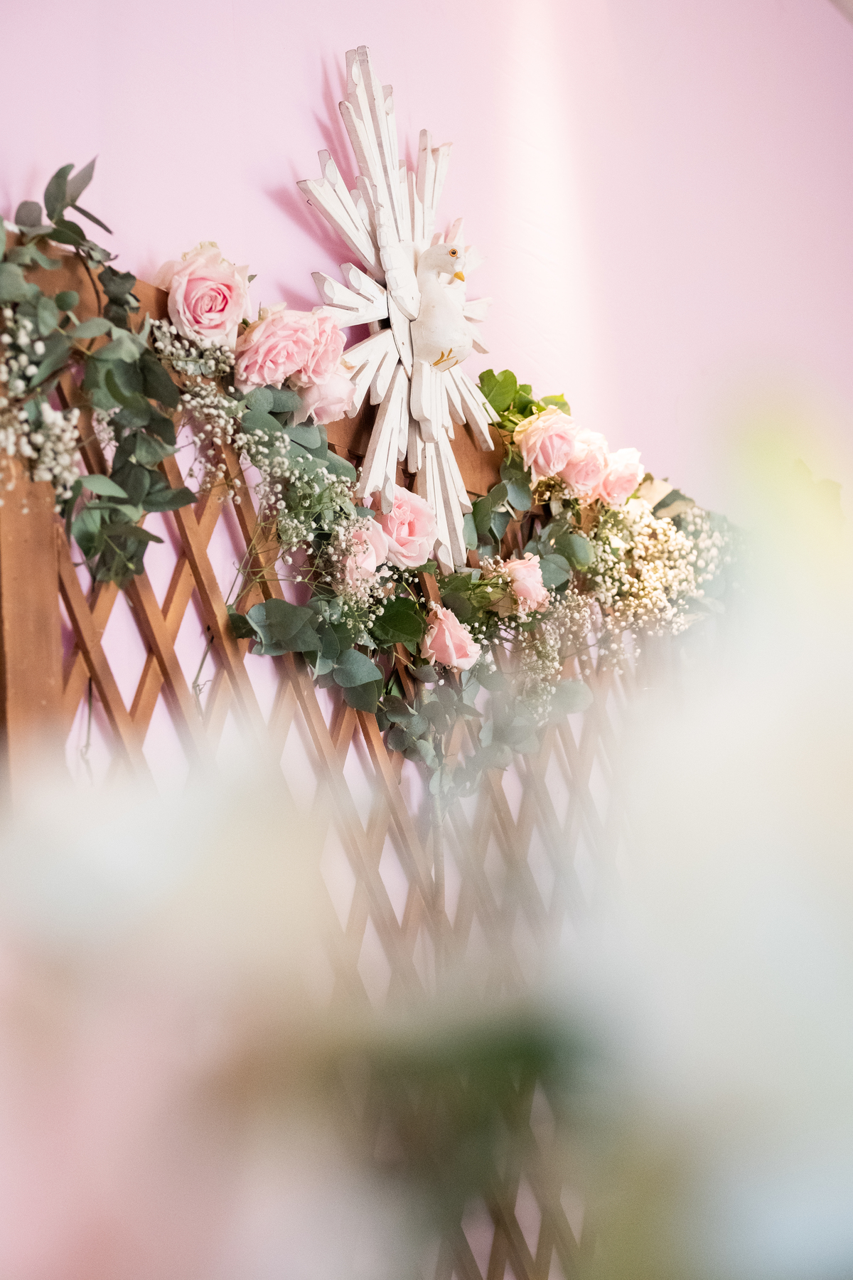 detalhes florais de decoração de batizado