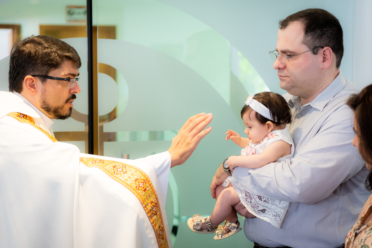 padre abençoando a bebê