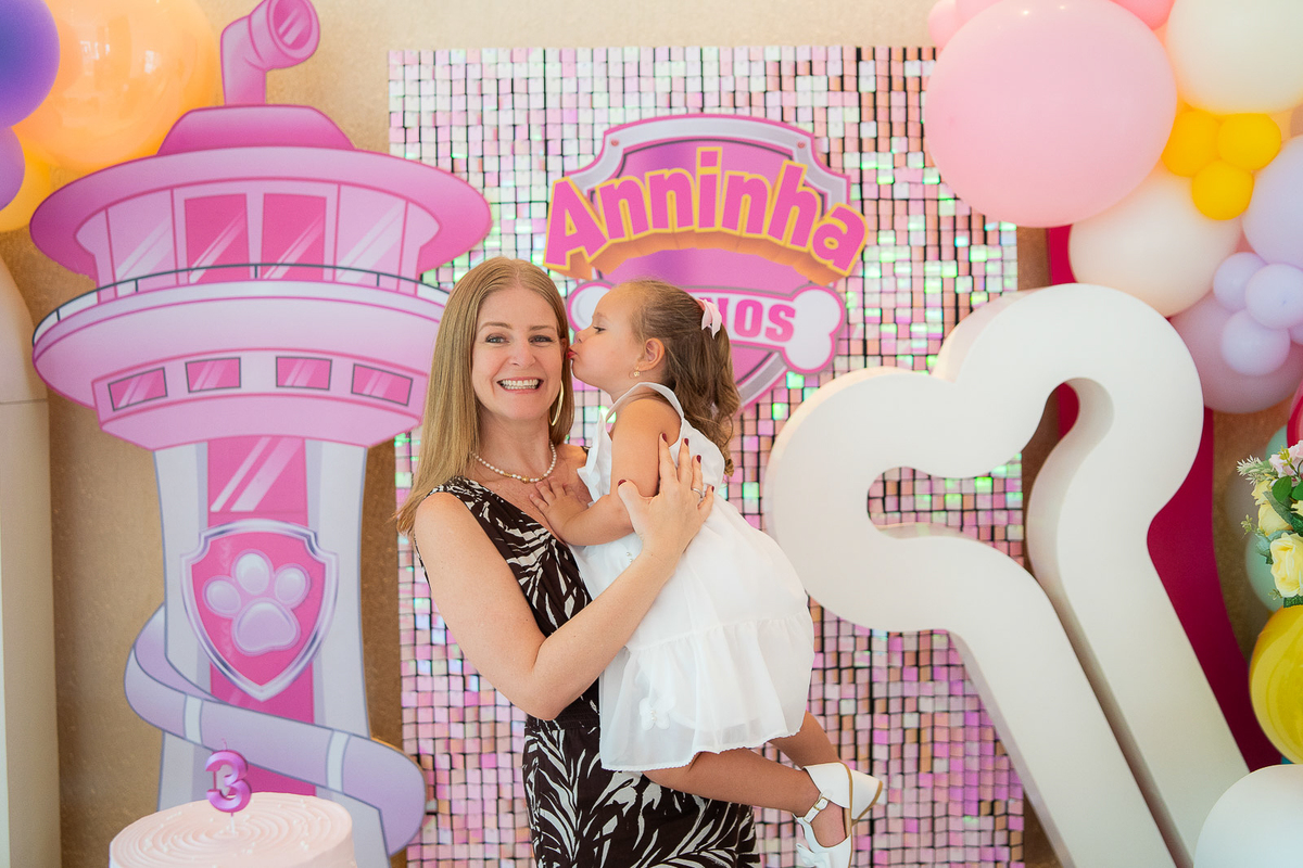 mae e filha na mesa do bolo