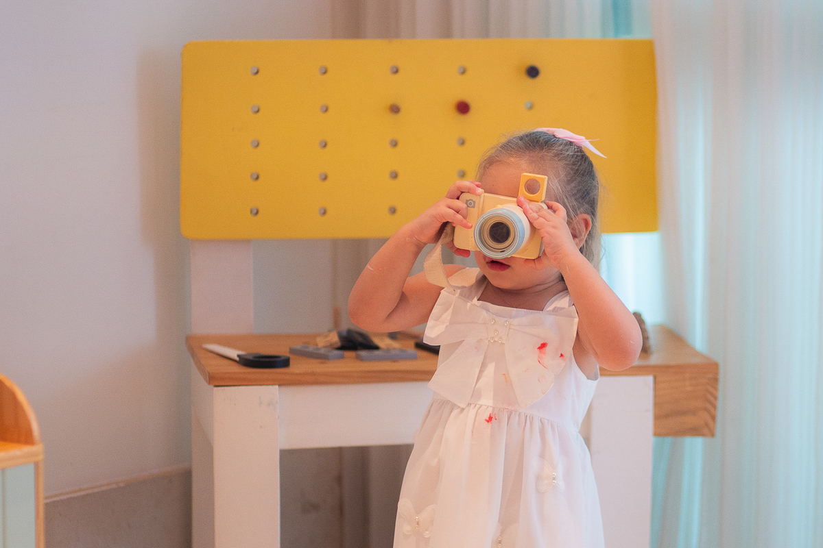 Ana com camera fotografica de madeira infantil