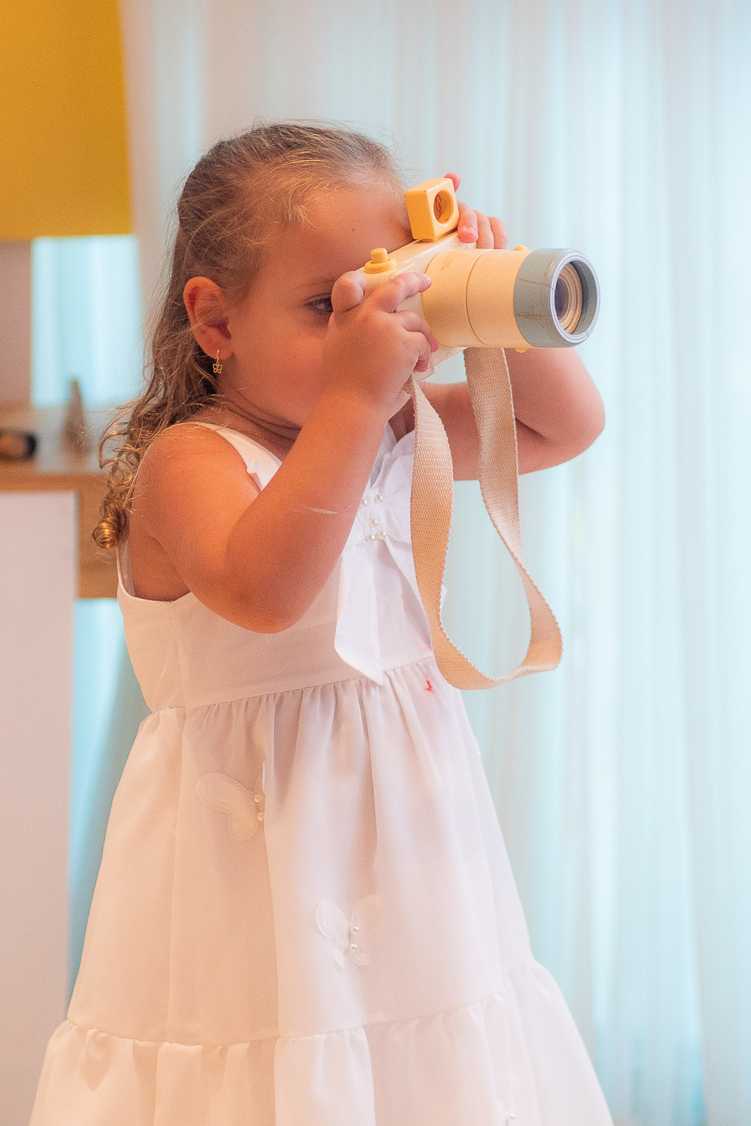 Ana com camera fotografica de madeira infantil
