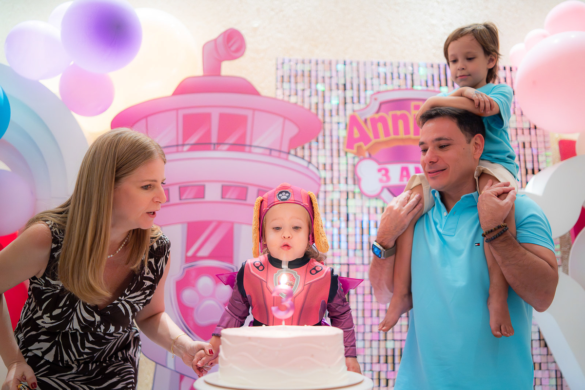 ana soprando a vela de aniversario