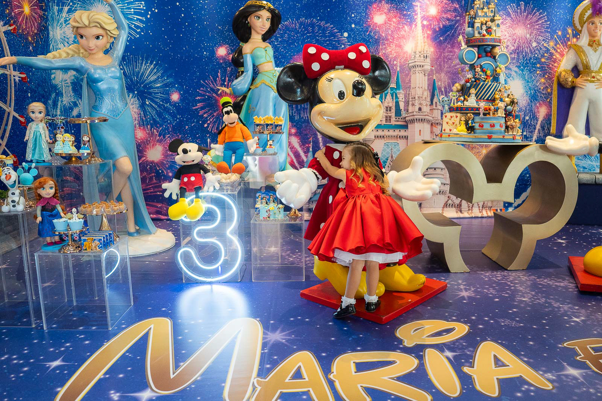 Maria abraca a minie