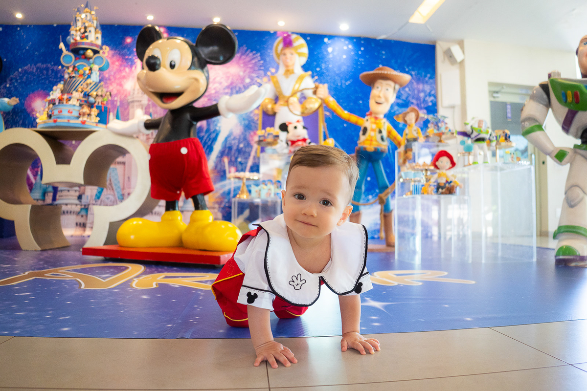 artur no chao olhadno para a camera