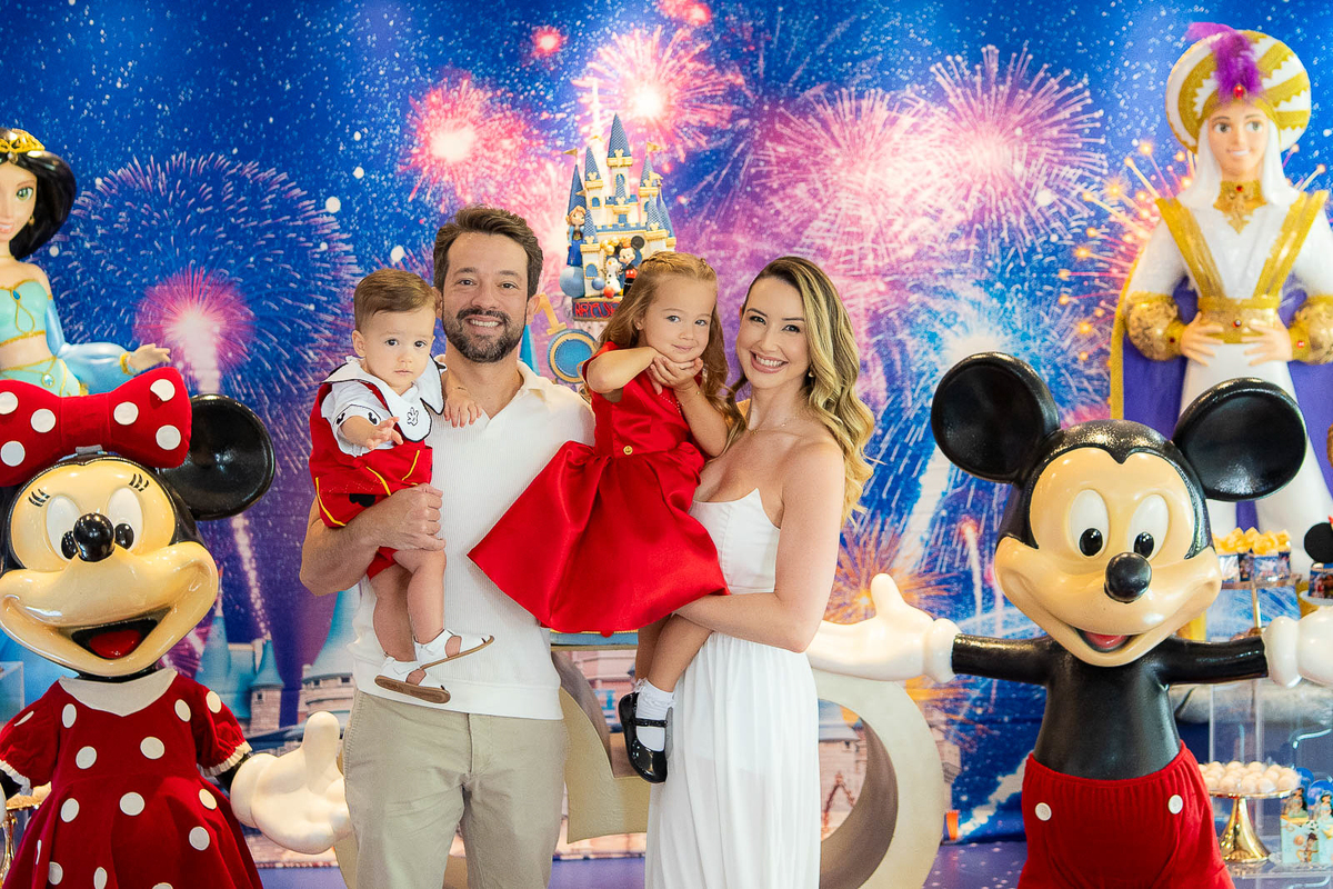 foto de família olhando pra câmera e sorrindo