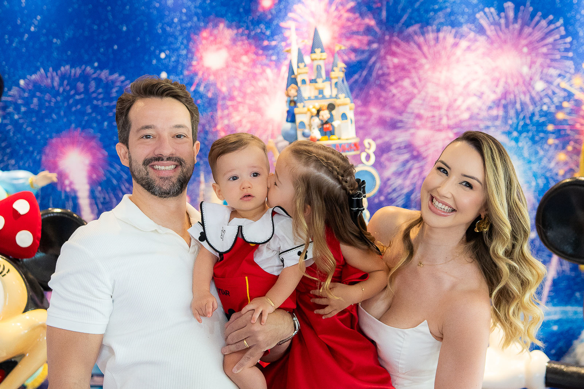 irmã dando beijinho no irmão novo