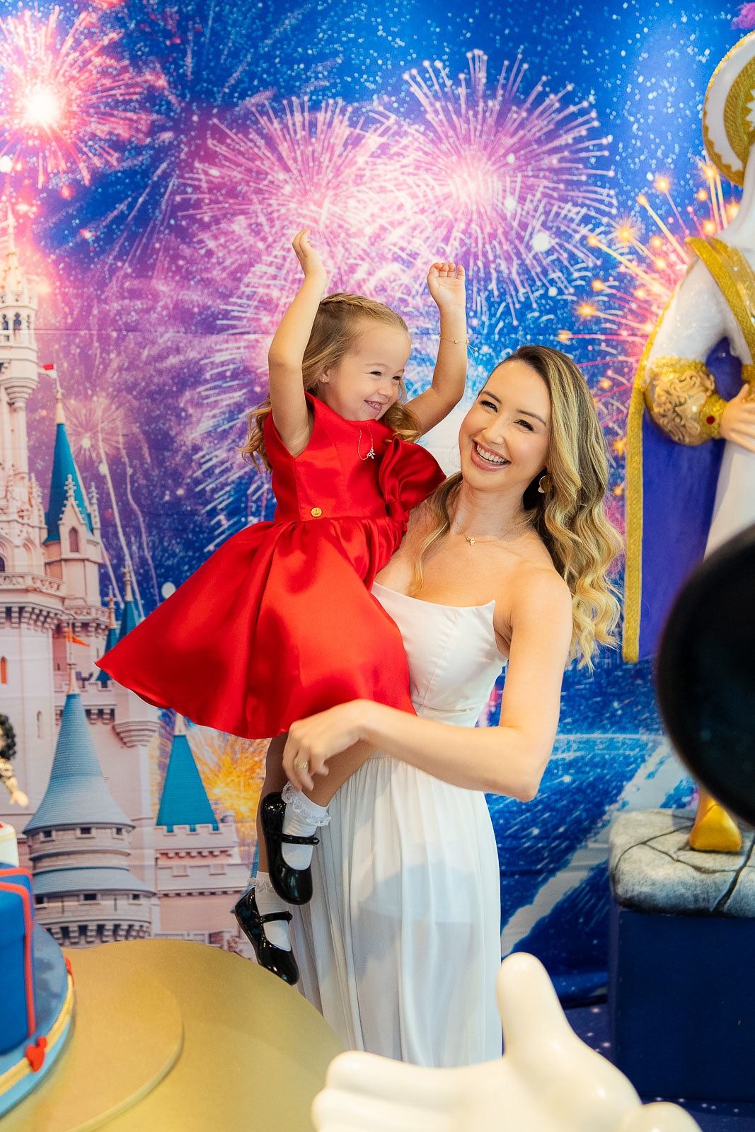 mãe com a filha muito alegre com os braços levantados